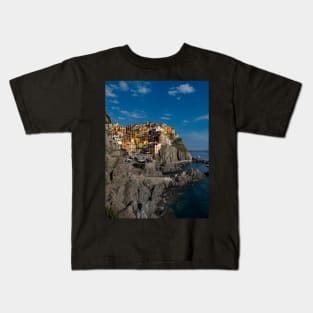 View on the cliff town of Manarola, one of the colorful Cinque Terre on the Italian west coast Kids T-Shirt